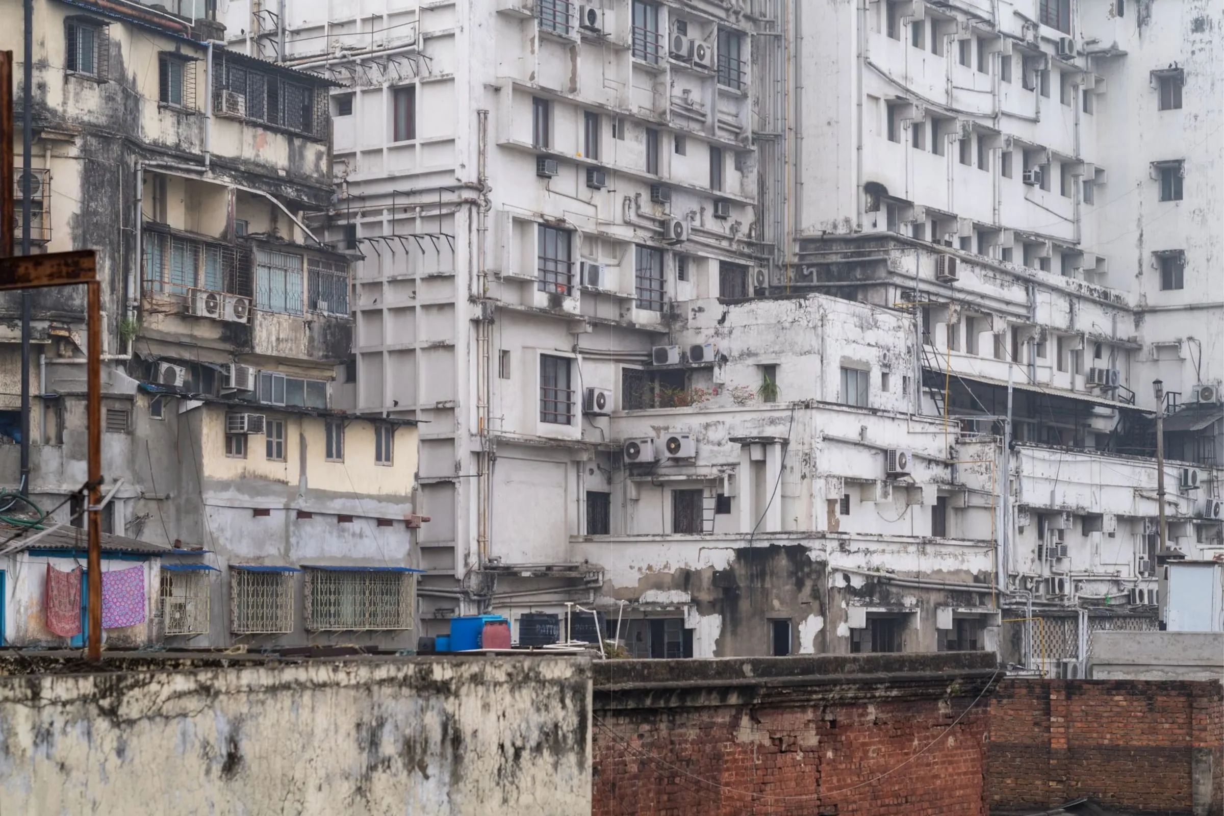 Verwitterte Hausfassade in Kolkata