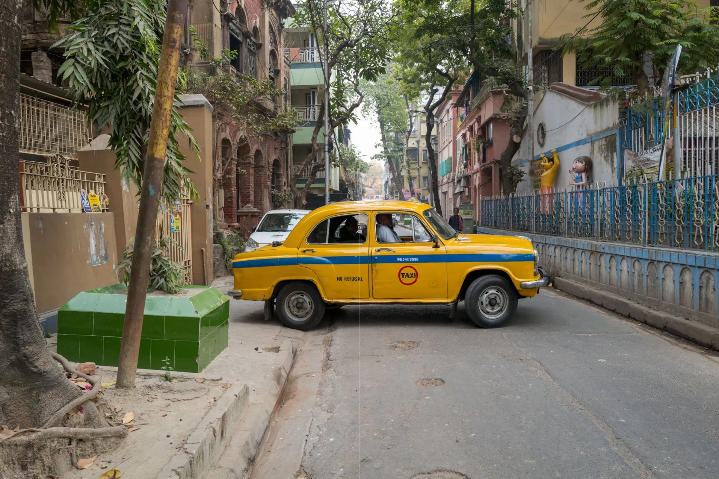 Gelbes Ambassador-Taxi in einer engen Gasse